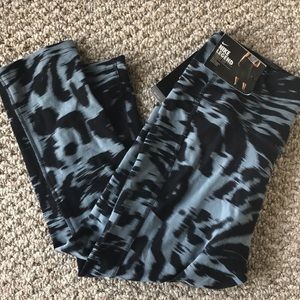 Nike Legend Tight Fit Capri Length Leggings